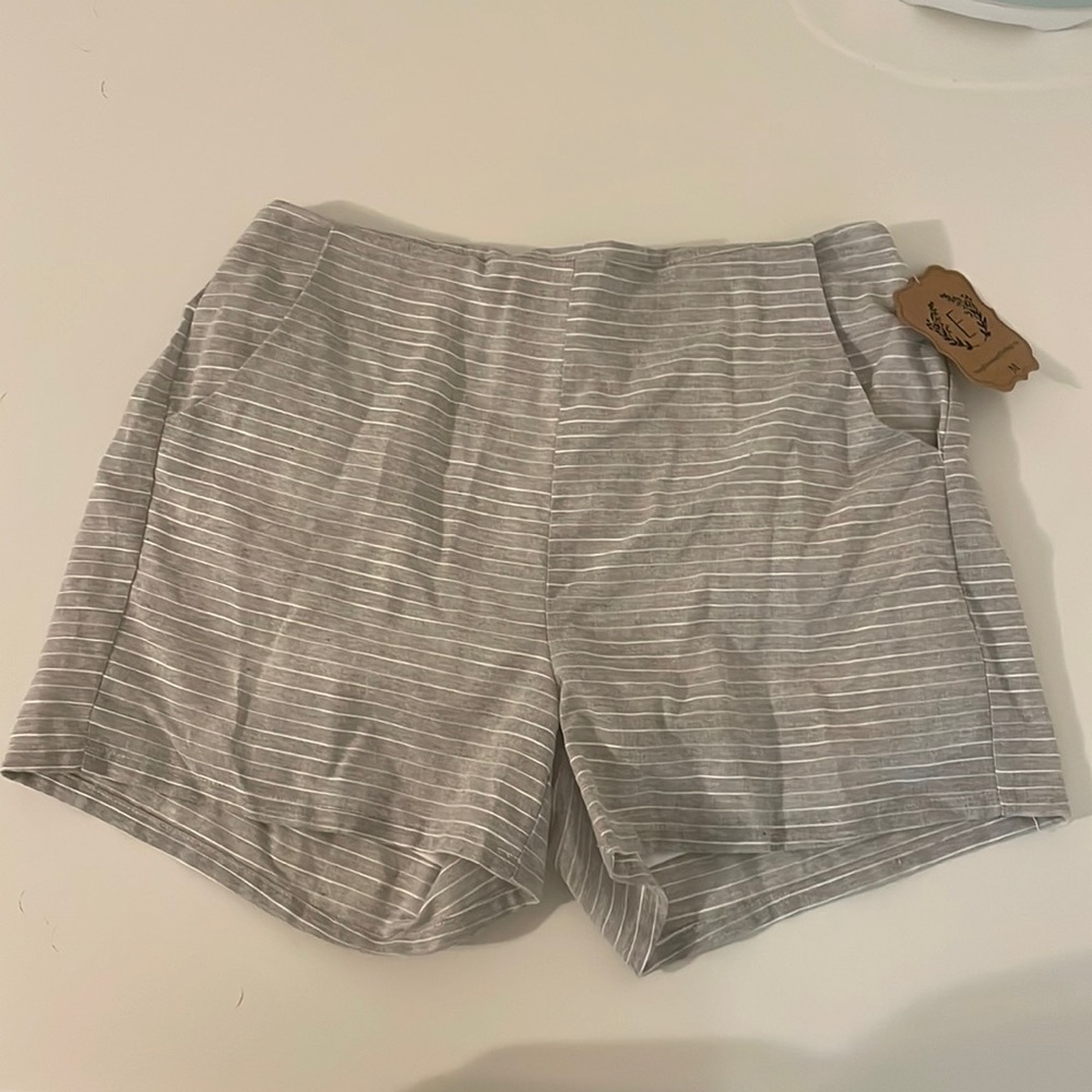 NWT || Favlux Fashion Gray/White Striped Shorts (Medium)